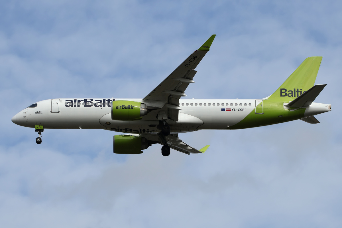 YL-CSB (Samoloty » Spotting na EPWA » Airbus A220-300 » airBaltic)