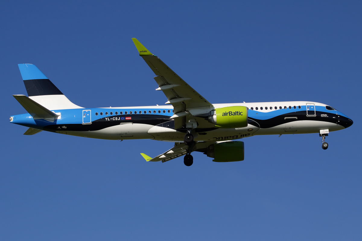 YL-CSJ (Estonian flag livery) (Aircraft » EPWA Spotting » Airbus A220-300 » airBaltic)