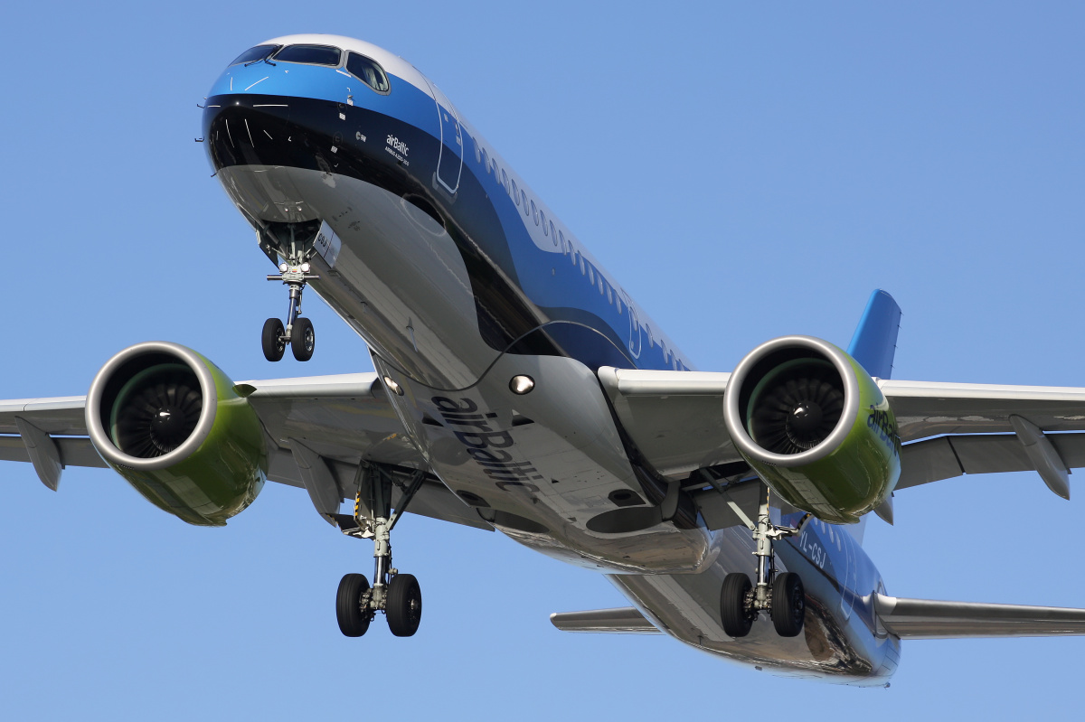 YL-CSJ (Estonian flag livery) (Aircraft » EPWA Spotting » Airbus A220-300 » airBaltic)