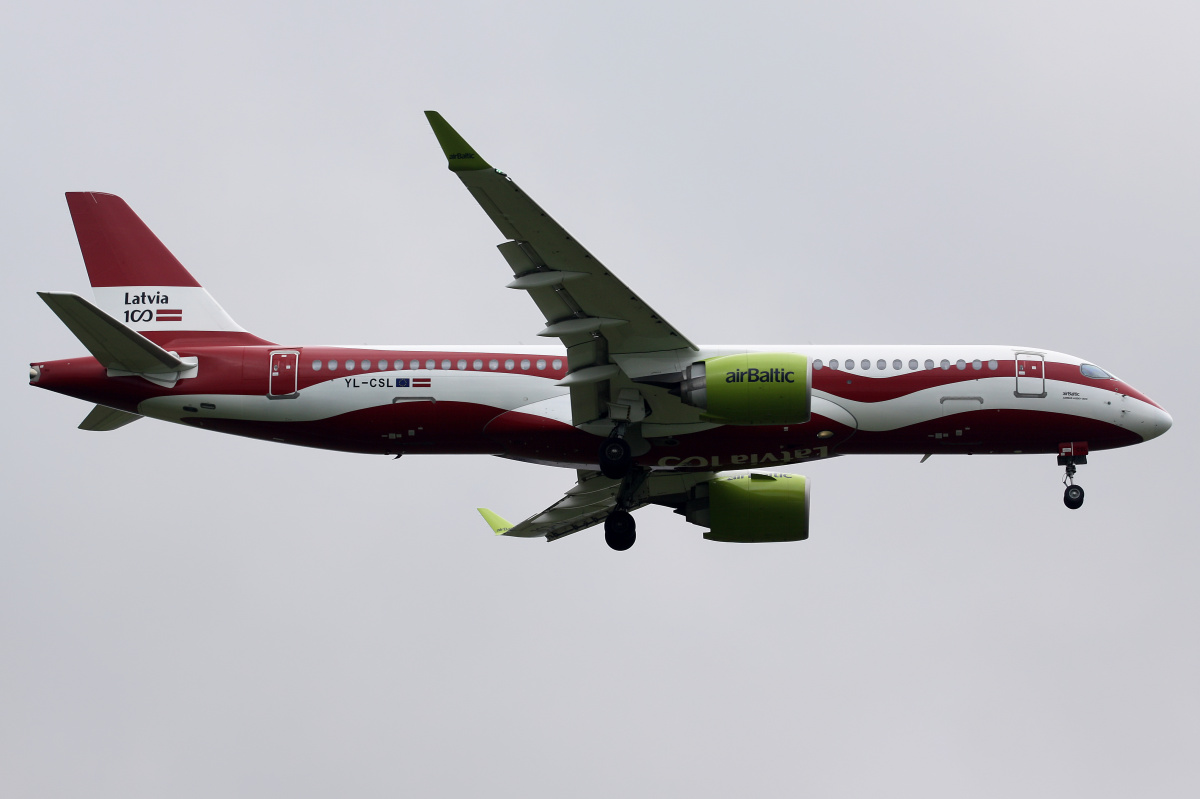 YL-CSL (malowanie 100-lecia Łotwy) (Samoloty » Spotting na EPWA » Airbus A220-300 » airBaltic)