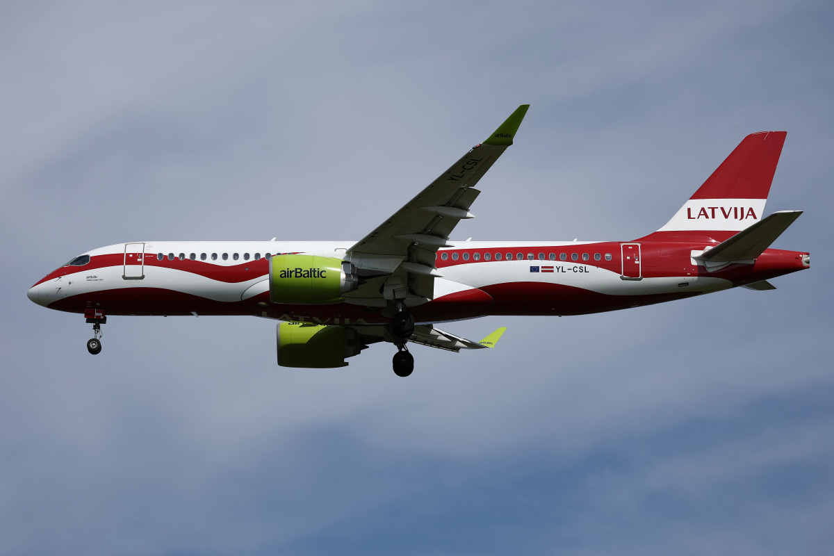 YL-CSL (Latvian flag livery) (Aircraft » EPWA Spotting » Airbus A220-300 » airBaltic)