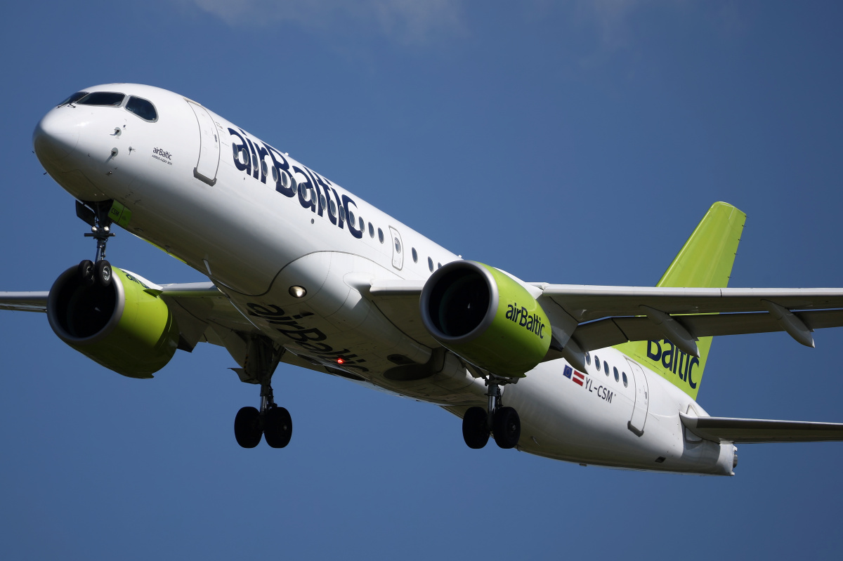 YL-CSM (Aircraft » EPWA Spotting » Airbus A220-300 » airBaltic)