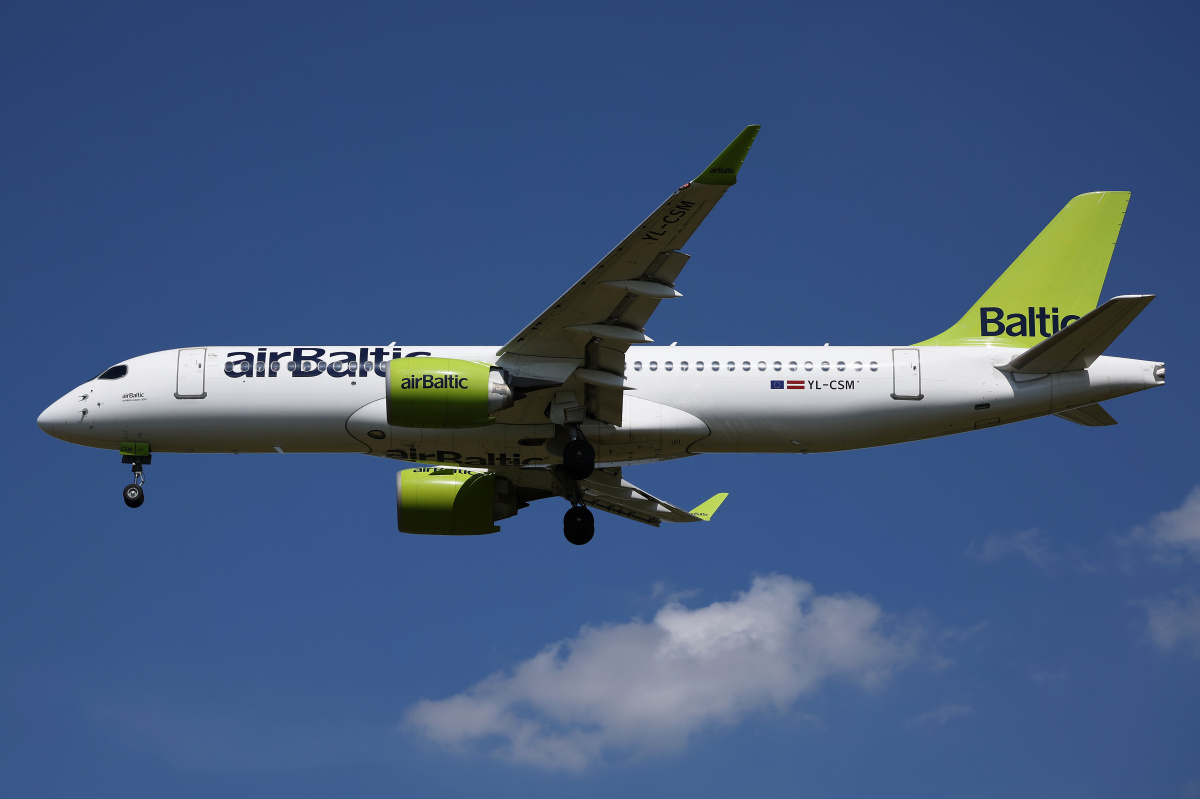 YL-CSM (Aircraft » EPWA Spotting » Airbus A220-300 » airBaltic)