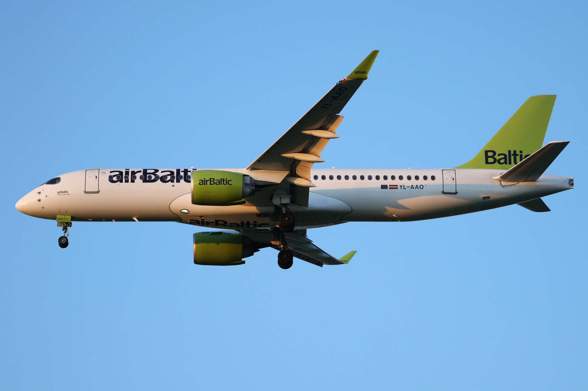 YL-AAO (Aircraft » EPWA Spotting » Airbus A220-300 » airBaltic)