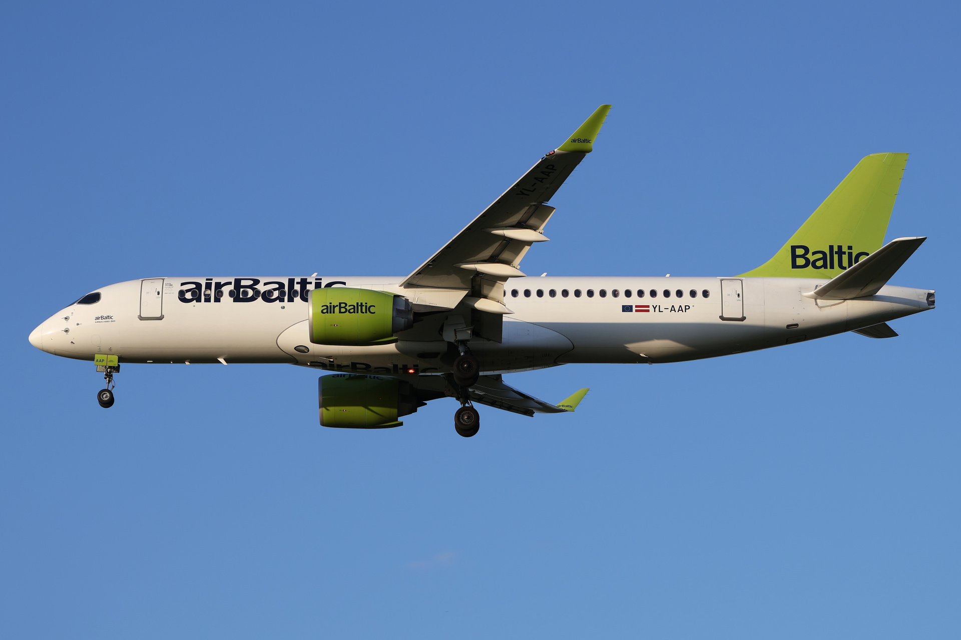 YL-AAP (Aircraft » EPWA Spotting » Airbus A220-300 » airBaltic)