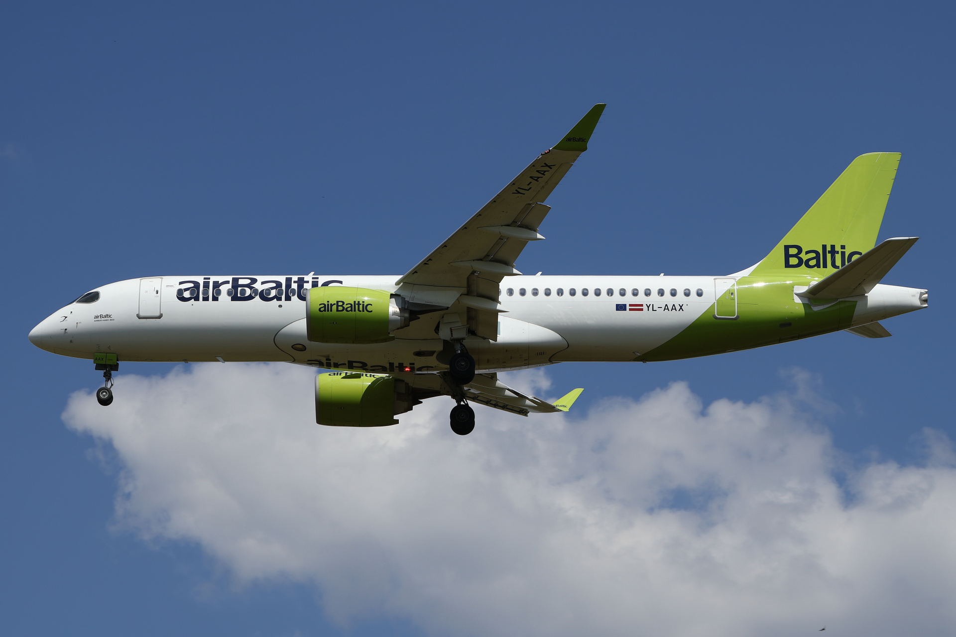 YL-AAX (Aircraft » EPWA Spotting » Airbus A220-300 » airBaltic)