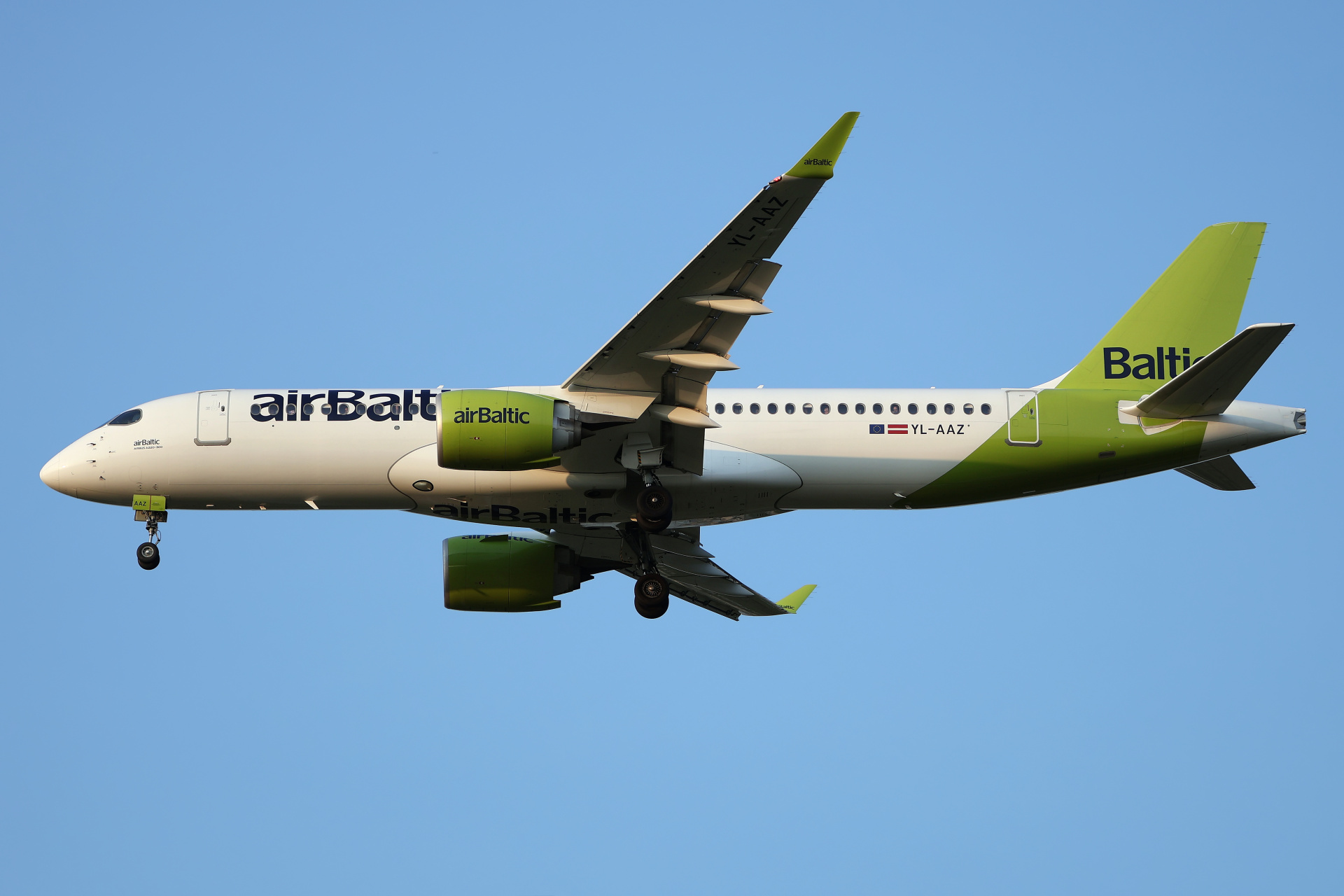 YL-AAZ (Aircraft » EPWA Spotting » Airbus A220-300 » airBaltic)