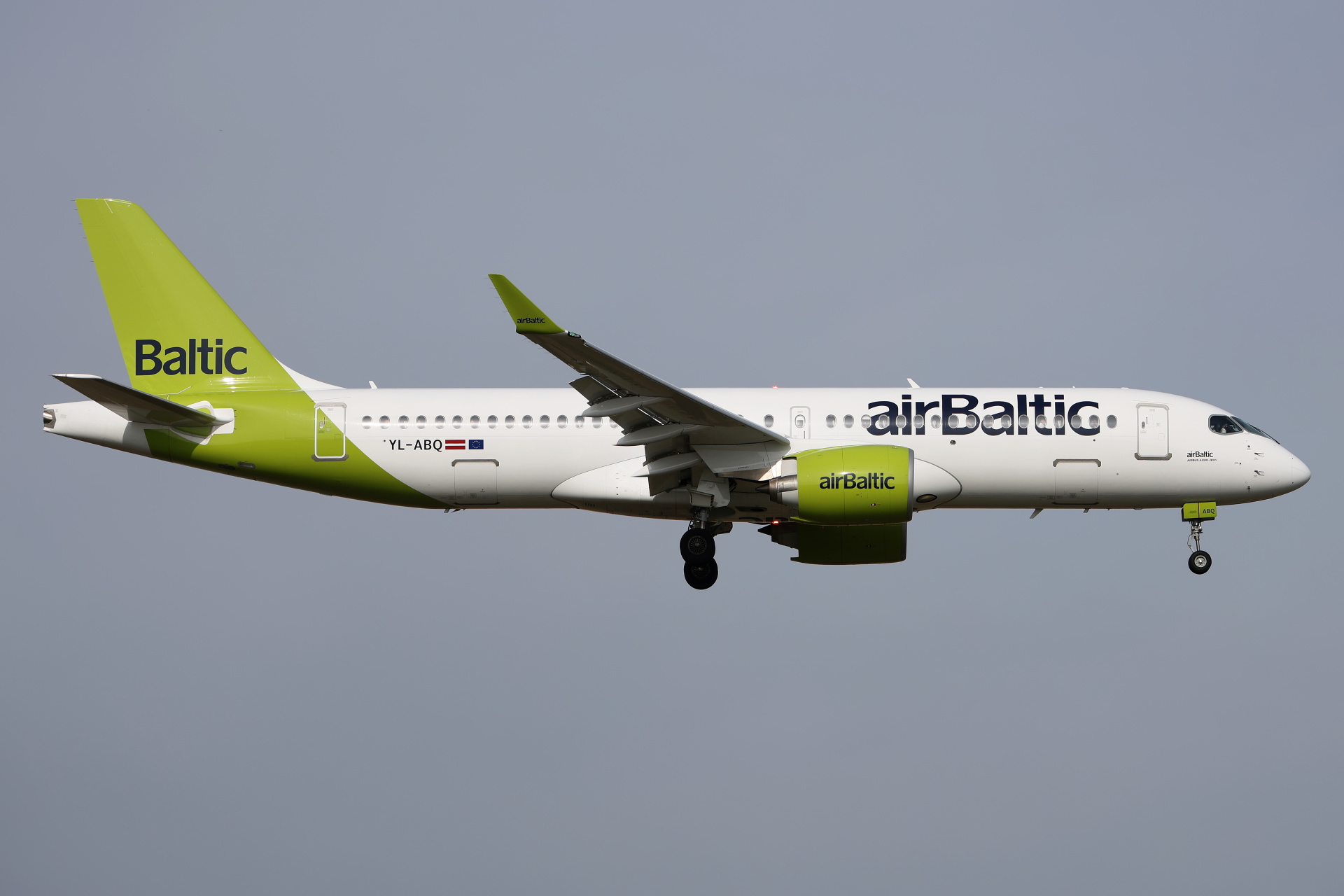 YL-ABQ (Aircraft » EPWA Spotting » Airbus A220-300 » airBaltic)