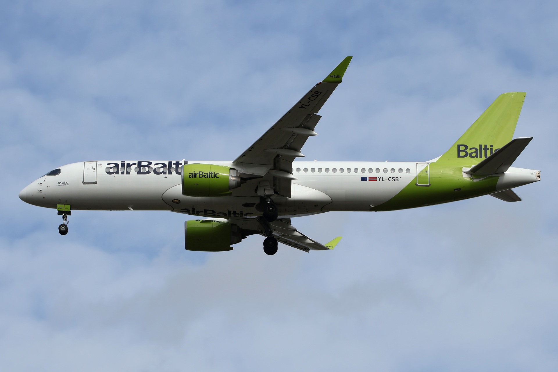 YL-CSB (Aircraft » EPWA Spotting » Airbus A220-300 » airBaltic)