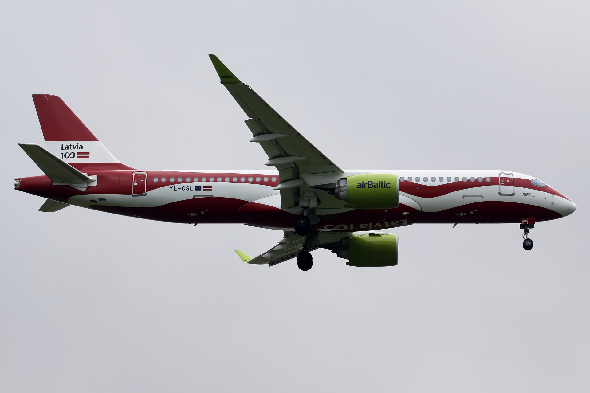 YL-CSL (100 Years of Latvia livery) (Aircraft » EPWA Spotting » Airbus A220-300 » airBaltic)