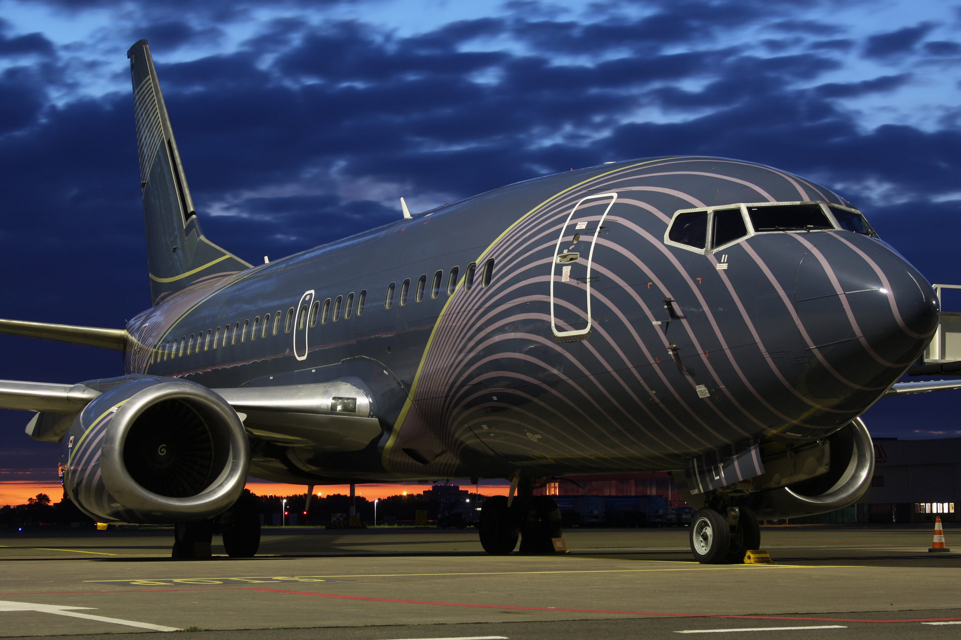 LY-FLT, KlasJet (Samoloty » Spotting na Schiphol » Boeing 737-300)