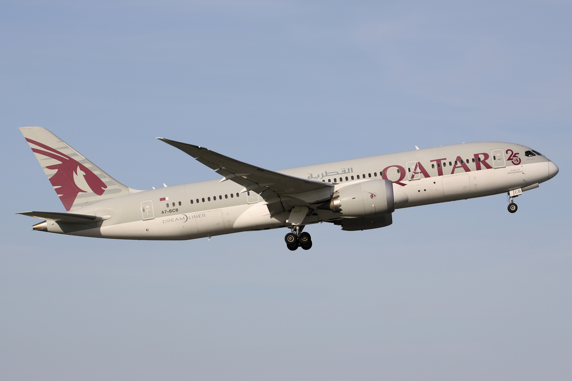 A7-BCB (naklejka 25 lat doskonałości) (Samoloty » Spotting na EPWA » Boeing 787-8 Dreamliner » Qatar Airways)