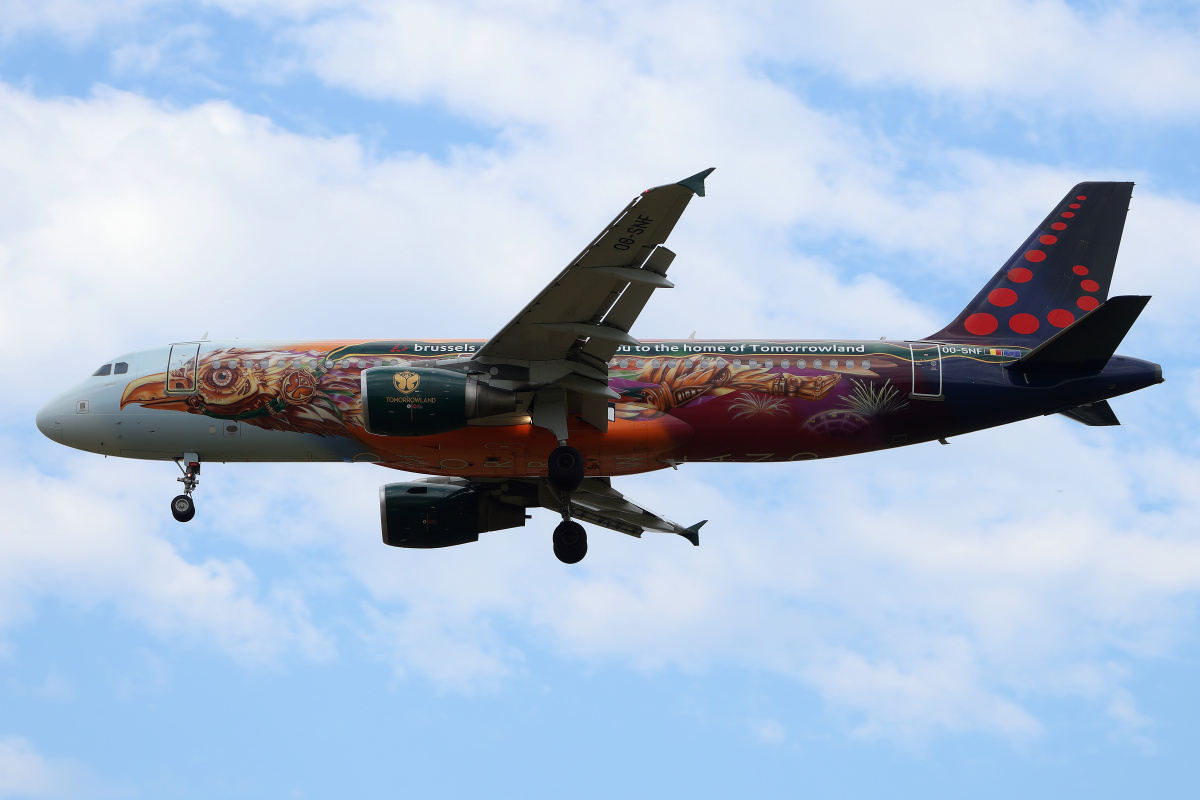OO-SNF (malowanie Ikony Belgii - Amare: Tomorrowland) (Samoloty » Spotting na EPWA » Airbus A320-200 » Brussels Airlines)