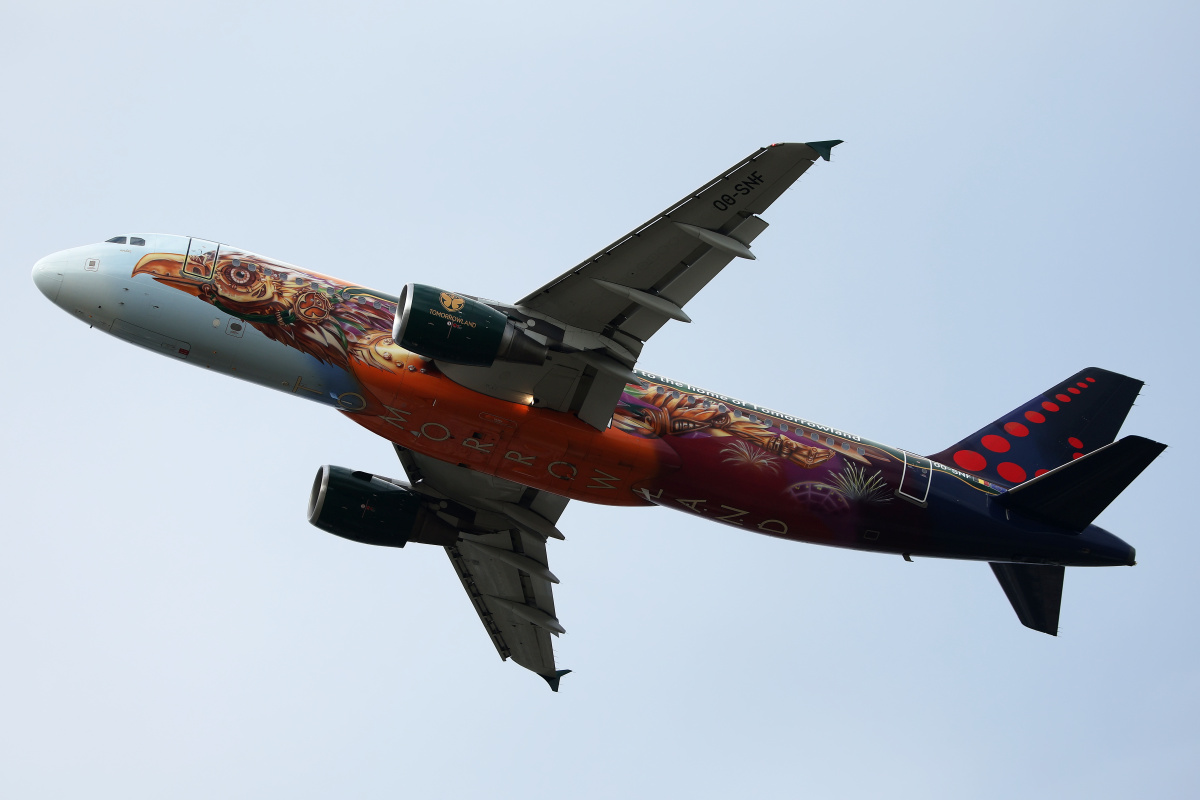 OO-SNF (malowanie Ikony Belgii - Amare: Tomorrowland) (Samoloty » Spotting na EPWA » Airbus A320-200 » Brussels Airlines)