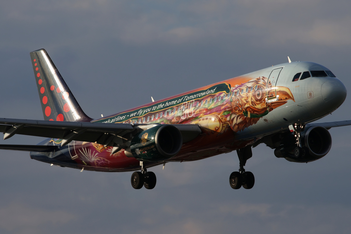 OO-SNF ("Belgian Icons - Amare: Tomorrowland" livery) (Aircraft » EPWA Spotting » Airbus A320-200 » Brussels Airlines)