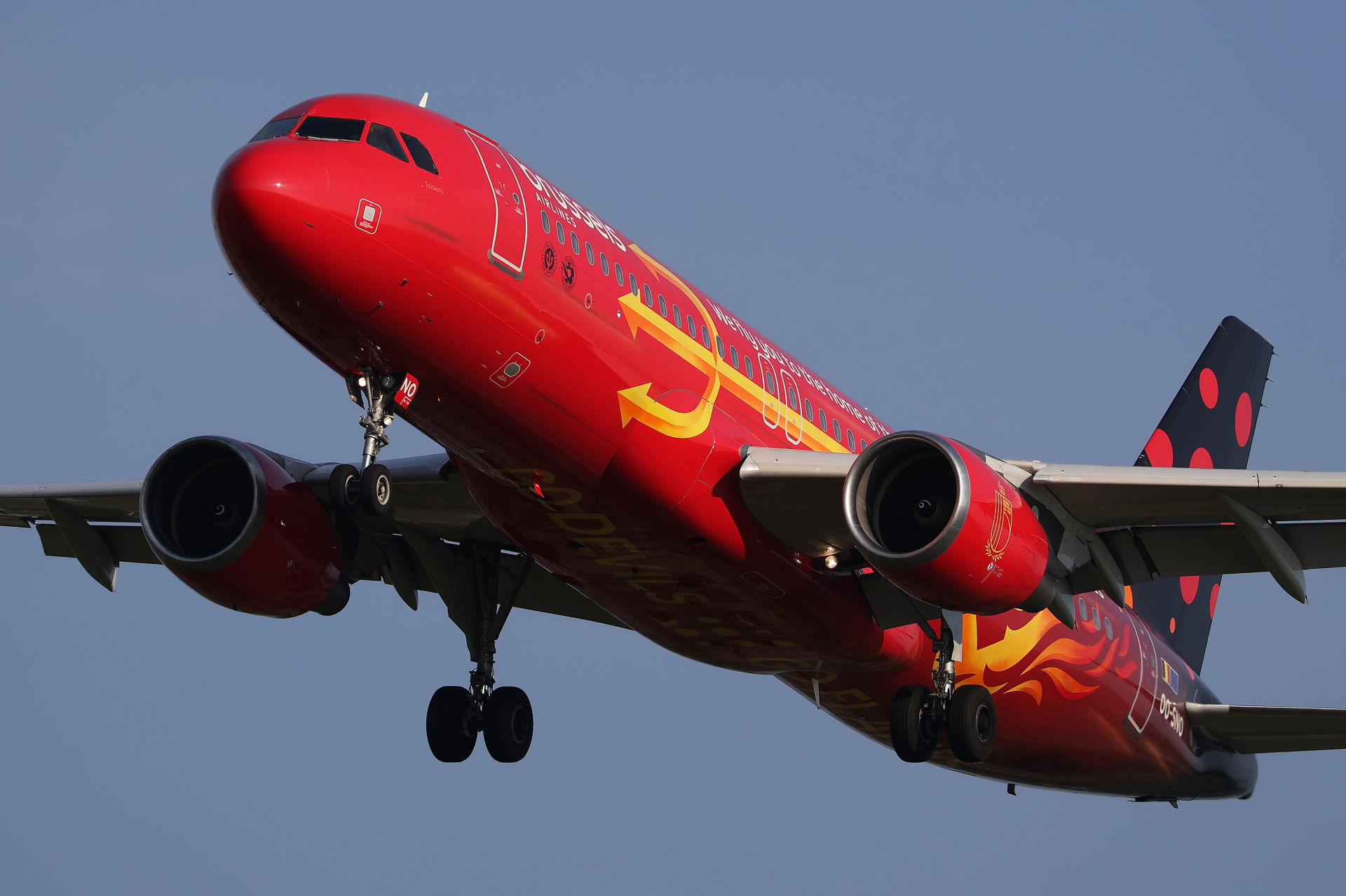 OO-SNO (Belgian Icons - Trident: Red Devils and Red Flames livery) (Aircraft » EPWA Spotting » Airbus A320-200 » Brussels Airlines)