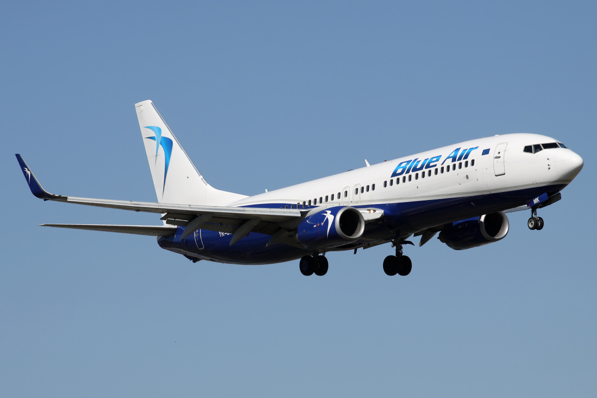 YR-BMK (Samoloty » Spotting na EPWA » Boeing 737-800 » Blue Air)