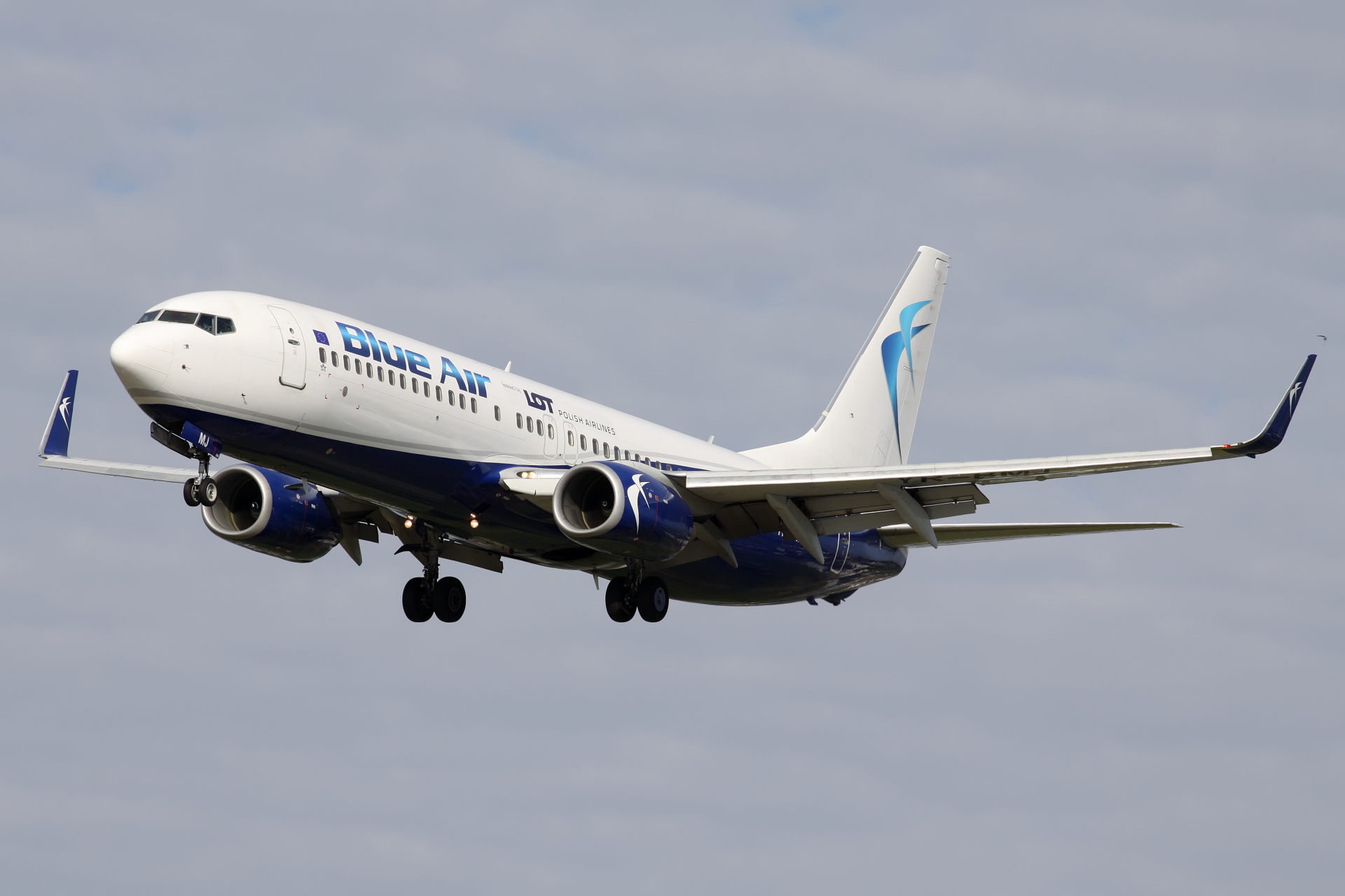 YR-BMJ (LOT Polish Airlines) (Samoloty » Spotting na EPWA » Boeing 737-800 » Blue Air)