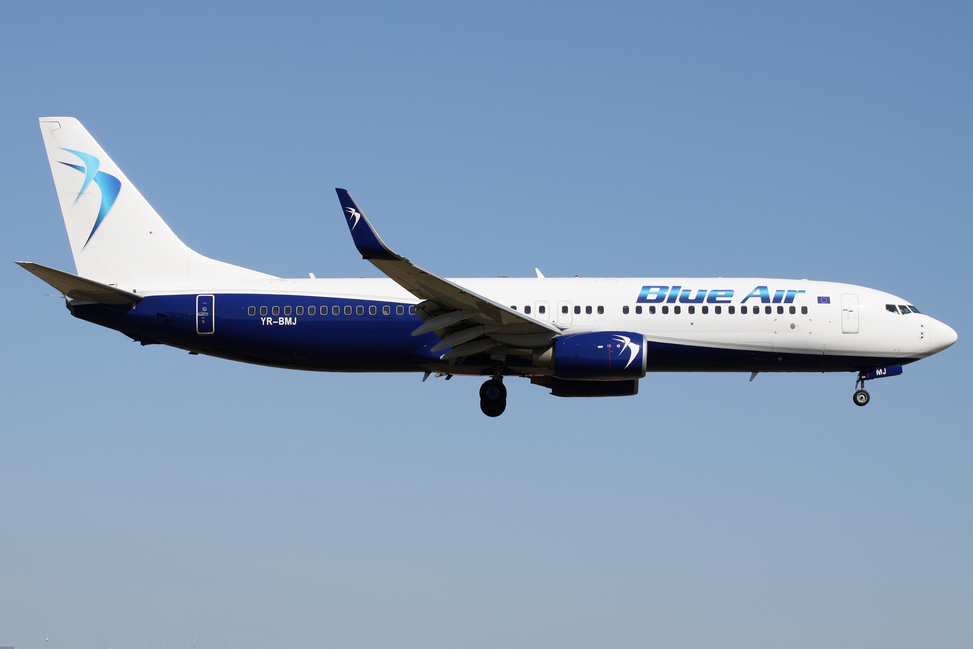 YR-BMJ (Aircraft » EPWA Spotting » Boeing 737-800 » Blue Air)