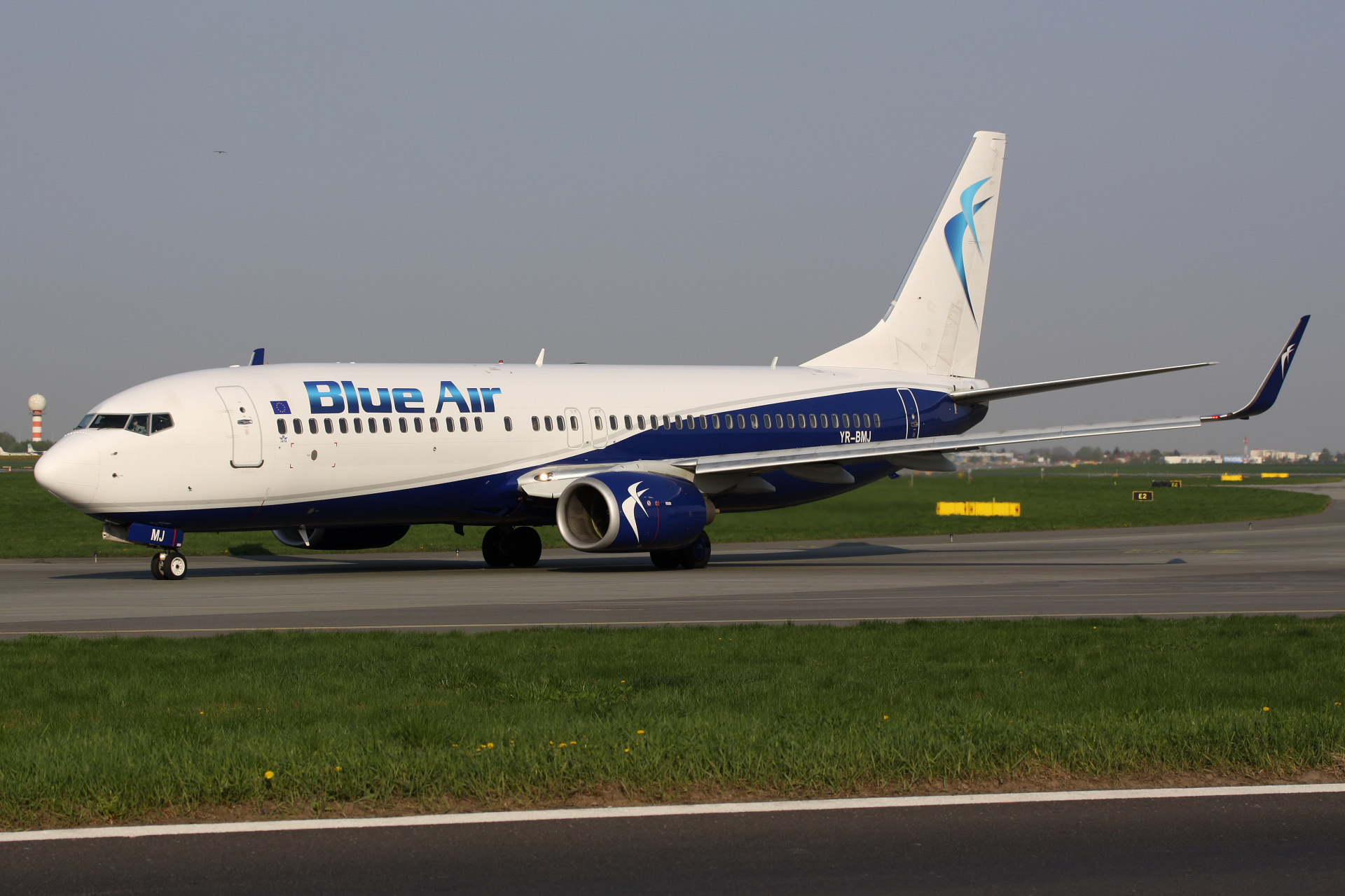 YR-BMJ (Aircraft » EPWA Spotting » Boeing 737-800 » Blue Air)