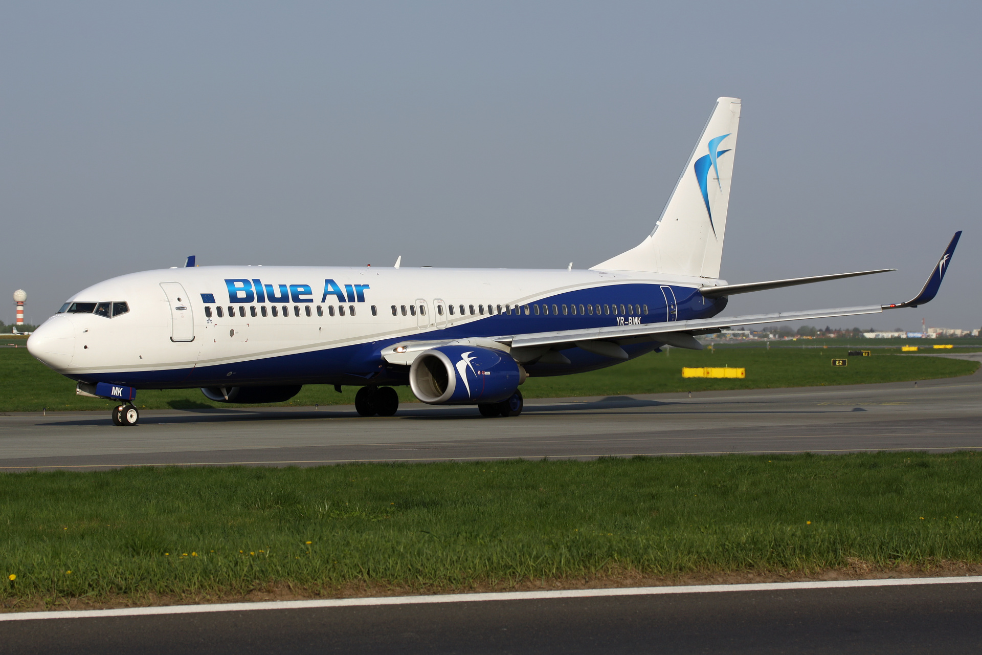 YR-BMK (Samoloty » Spotting na EPWA » Boeing 737-800 » Blue Air)