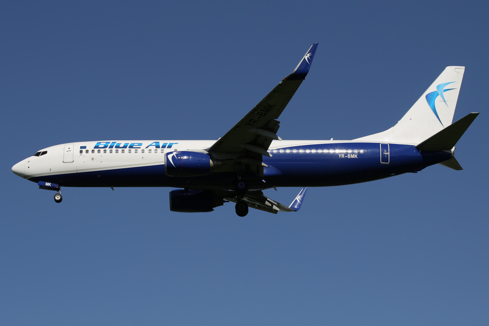 YR-BMK (Aircraft » EPWA Spotting » Boeing 737-800 » Blue Air)