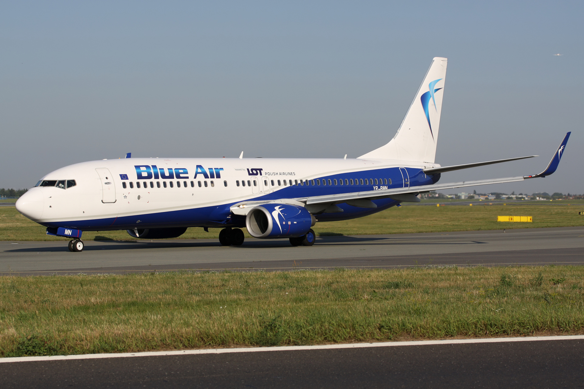 YR-BMN (LOT Polish Airlines) (Samoloty » Spotting na EPWA » Boeing 737-800 » Blue Air)