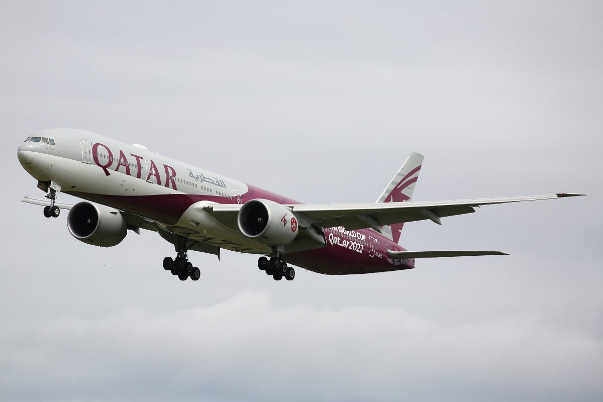 A7-BEC, Qatar Airways (malowanie FIFA World Cup Qatar 2022) (Samoloty » Spotting na Schiphol » Boeing 777-300ER)