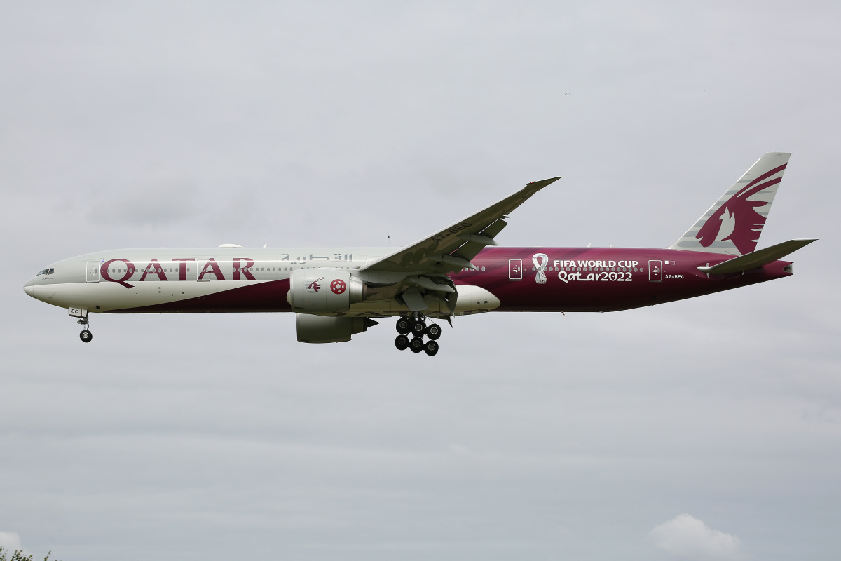 A7-BEC, Qatar Airways (malowanie FIFA World Cup Qatar 2022) (Samoloty » Spotting na Schiphol » Boeing 777-300ER)