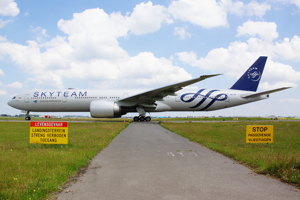 PK-GII, Garuda Indonesia (SkyTeam livery) (Aircraft » Schiphol Spotting » Boeing 777-300ER)