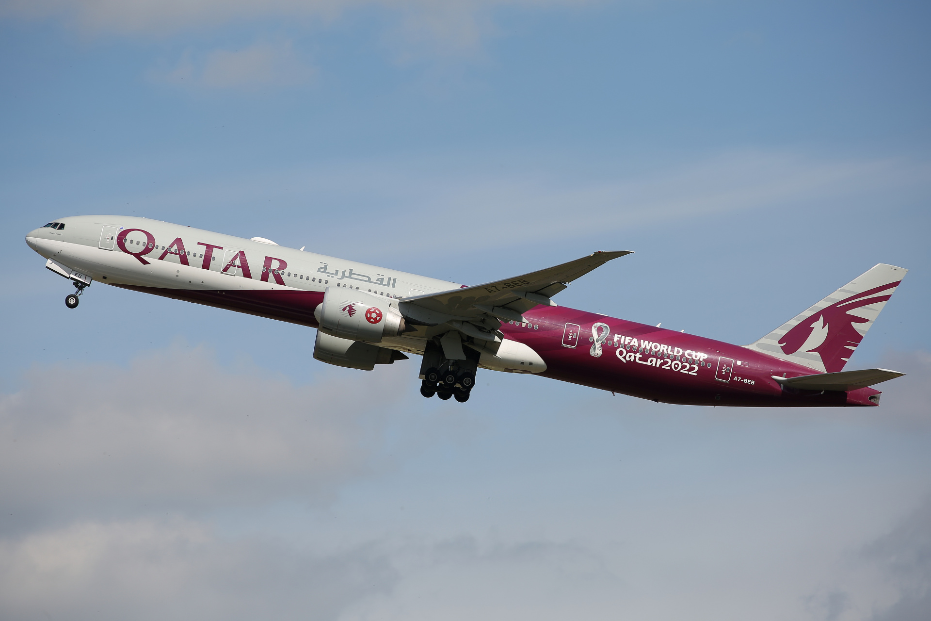 A7-BEB, Qatar Airways (malowanie FIFA World Cup Qatar 2022) (Samoloty » Spotting na Schiphol » Boeing 777-300ER)