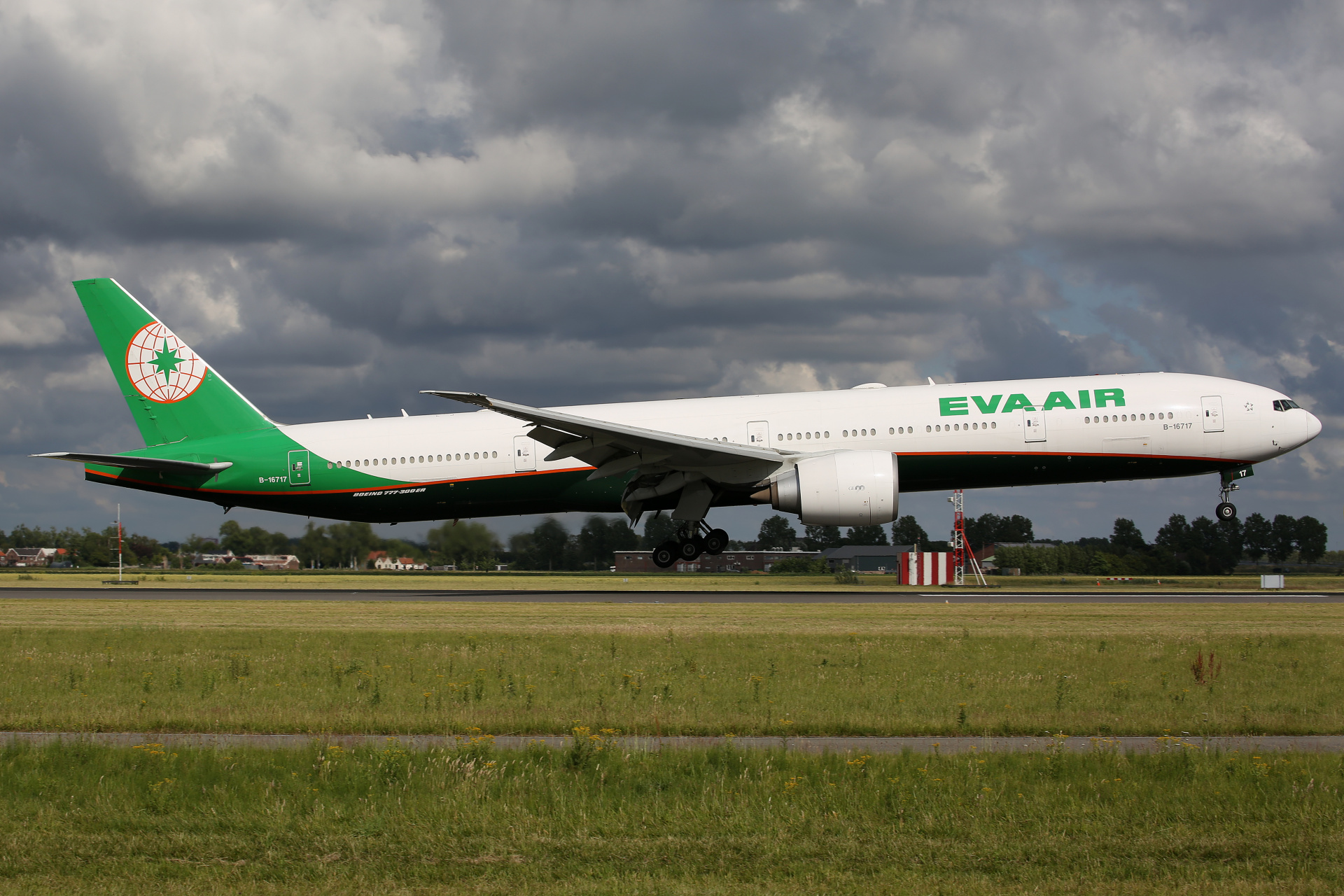 B-16717, Eva Air (Samoloty » Spotting na Schiphol » Boeing 777-300ER)