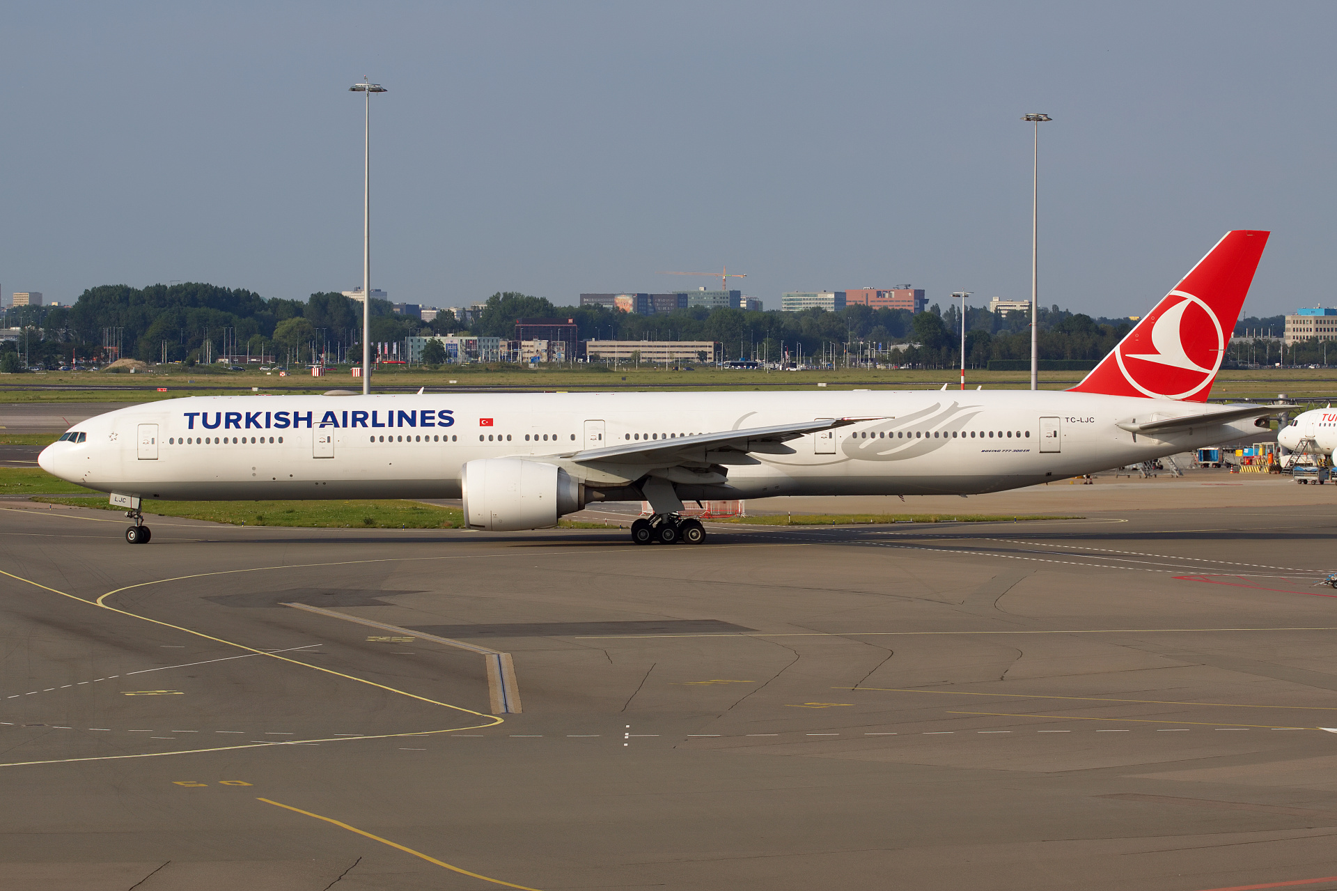 TC-LJC, THY Turkish Airlines (Samoloty » Spotting na Schiphol » Boeing 777-300ER)