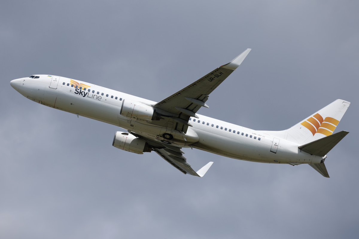 UR-SLH (Aircraft » EPWA Spotting » Boeing 737-800 » SkyLine Express Airline)