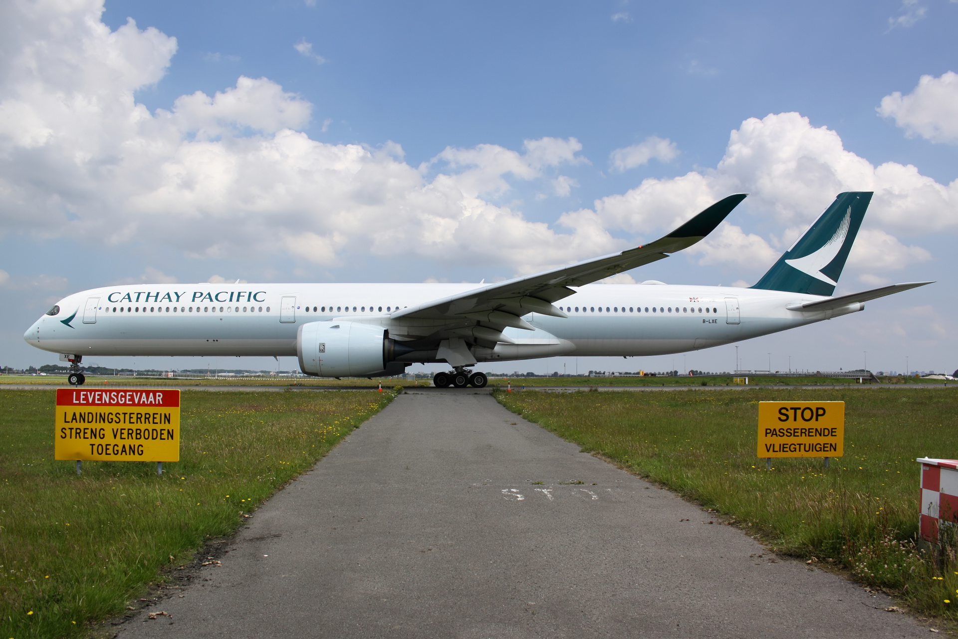 B-LXE, Cathay Pacific (Samoloty » Spotting na Schiphol » Airbus A350-1000)