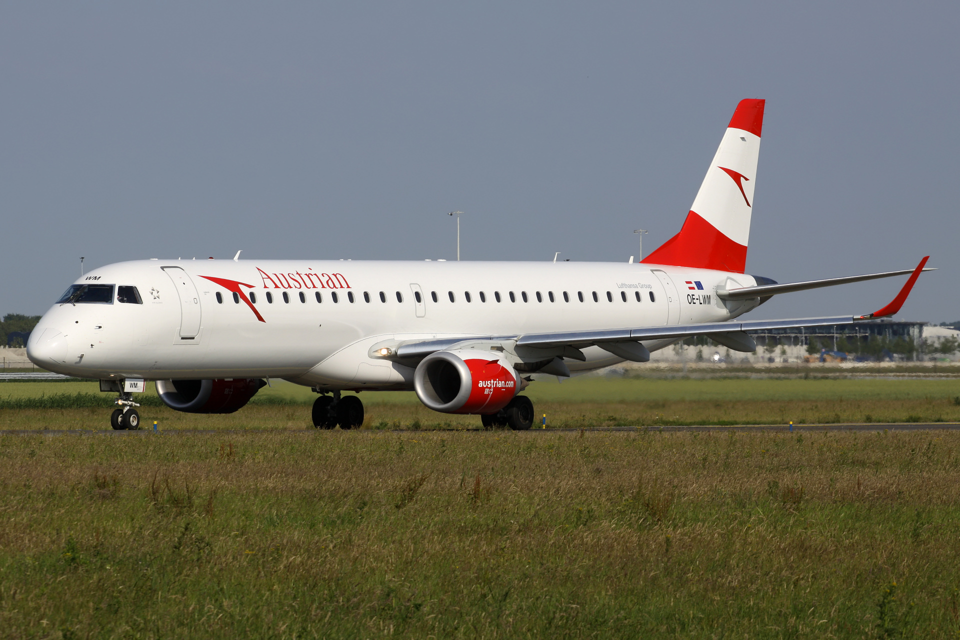 OE-LWM, Austrian Airlines (Samoloty » Spotting na Schiphol » Embraer E195)