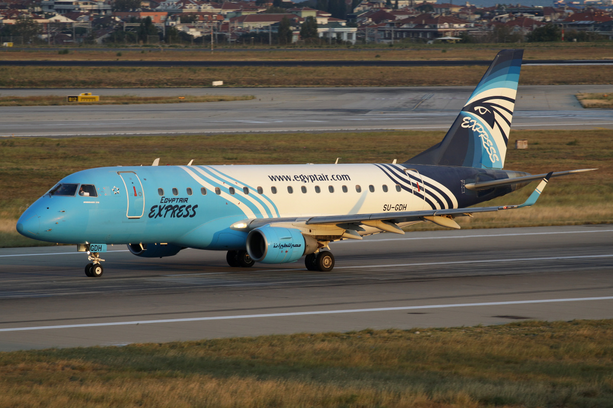 Embraer ERJ-170, SU-GDH, EgyptAir Express (Samoloty » Port Lotniczy im. Atatürka w Stambule » różne)