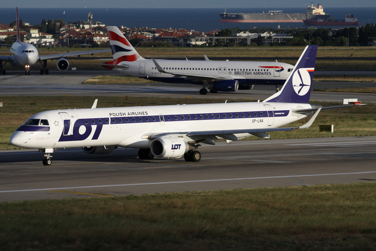 Embraer ERJ-195, SP-LNA, LOT Polskie Linie Lotnicze (naklejka Niepodległa) (Samoloty » Port Lotniczy im. Atatürka w Stambule » różne)