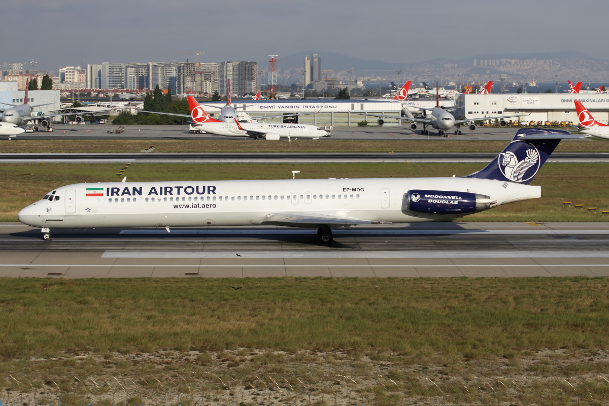 McDonnel Douglas MD-82, EP-MDG, Iran Airtour (Samoloty » Port Lotniczy im. Atatürka w Stambule » różne)