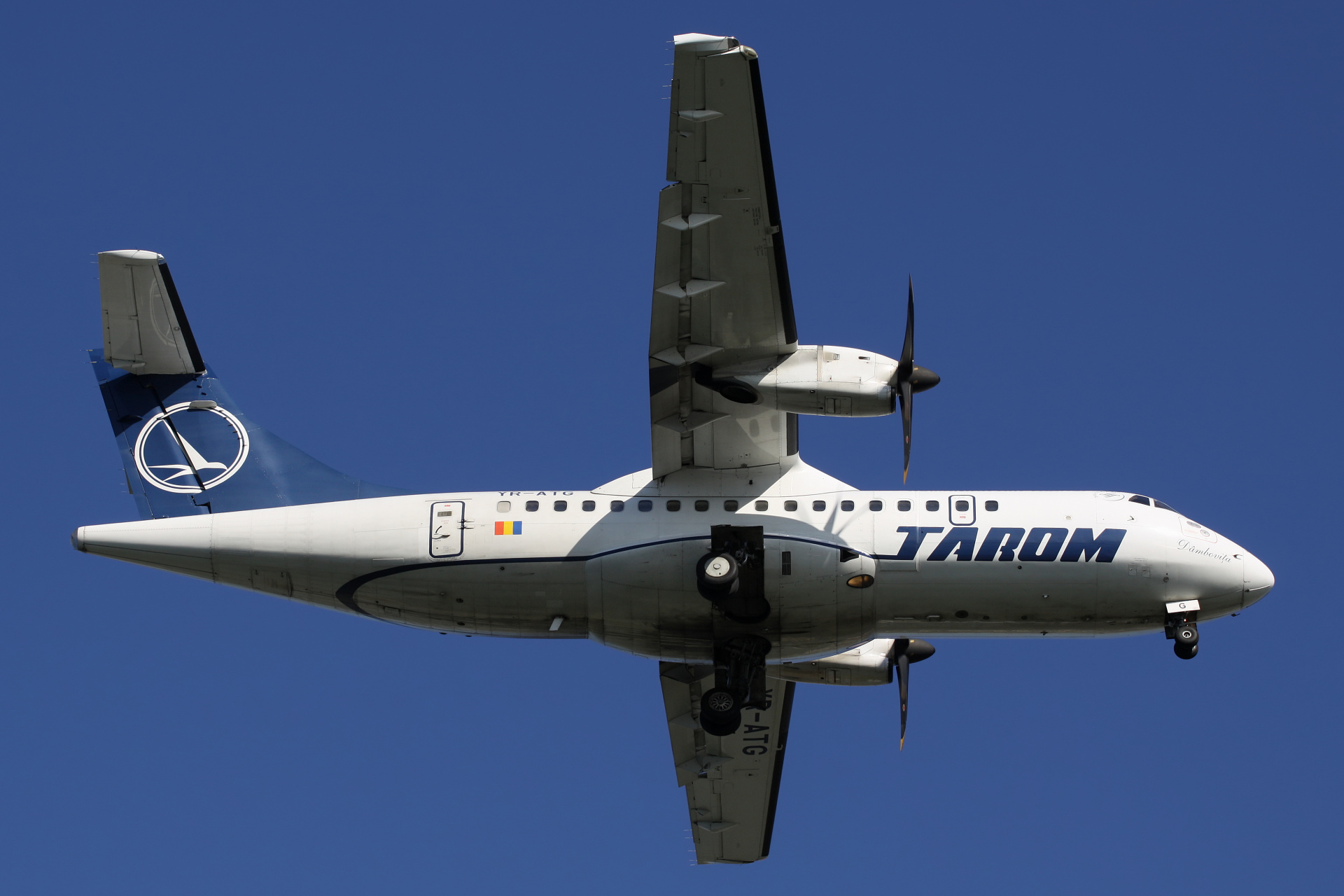 ATR 42-500, YR-ATG, TAROM Romanian Air Transport (Samoloty » Port Lotniczy im. Atatürka w Stambule » różne)