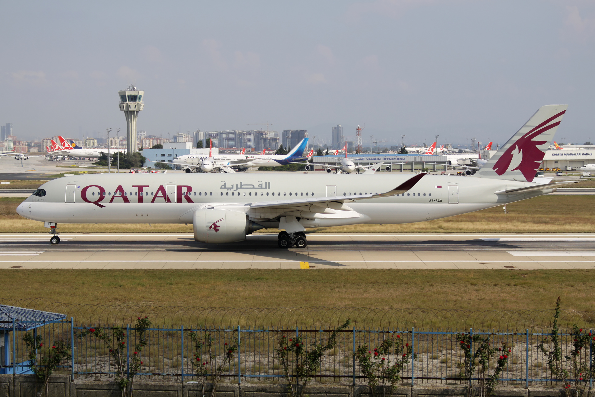 Airbus A350-900, A7-ALA, Qatar Airways (Samoloty » Port Lotniczy im. Atatürka w Stambule » różne)