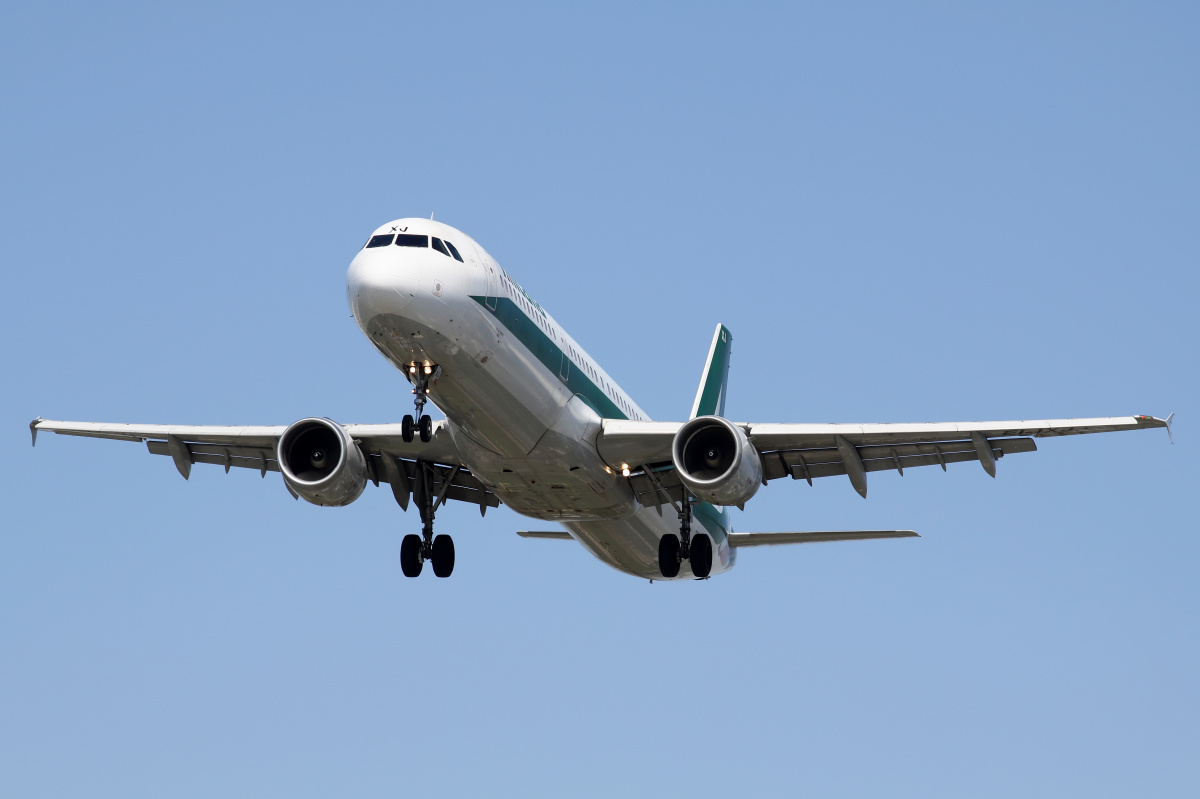 EI-IXJ (Aircraft » EPWA Spotting » Airbus A321-100 » Alitalia)