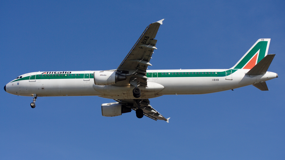 I-BIXB (Aircraft » EPWA Spotting » Airbus A321-100 » Alitalia)