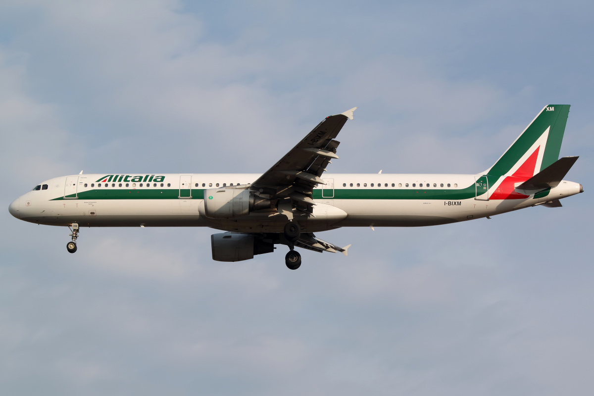 I-BIXM (Aircraft » EPWA Spotting » Airbus A321-100 » Alitalia)