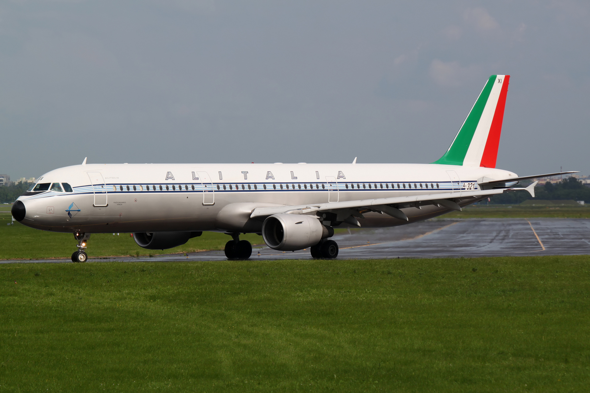 EI-IXI (malowanie retro) (Samoloty » Spotting na EPWA » Airbus A321-100 » Alitalia)