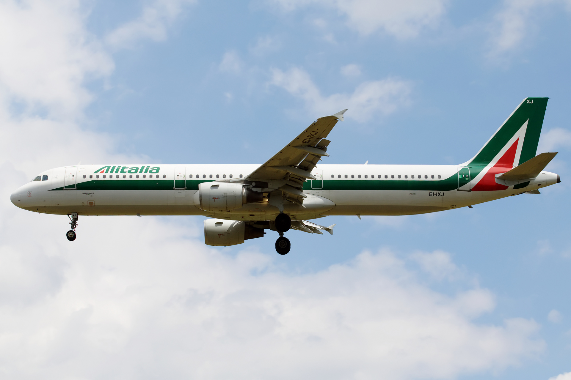 EI-IXJ (Samoloty » Spotting na EPWA » Airbus A321-100 » Alitalia)