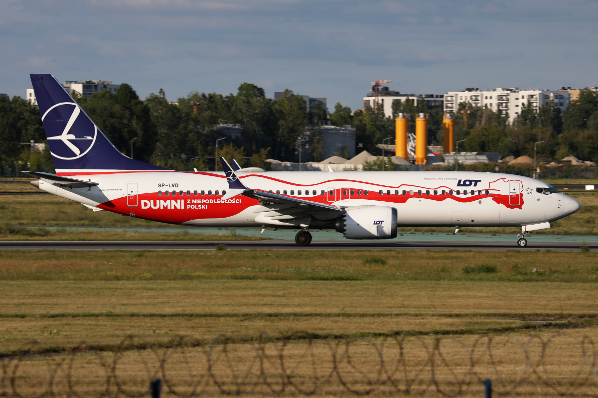 SP-LVD (malowanie Dumni z niepodległości Polski) (Samoloty » Spotting na EPWA » Boeing 737-8 MAX » Polskie Linie Lotnicze LOT)