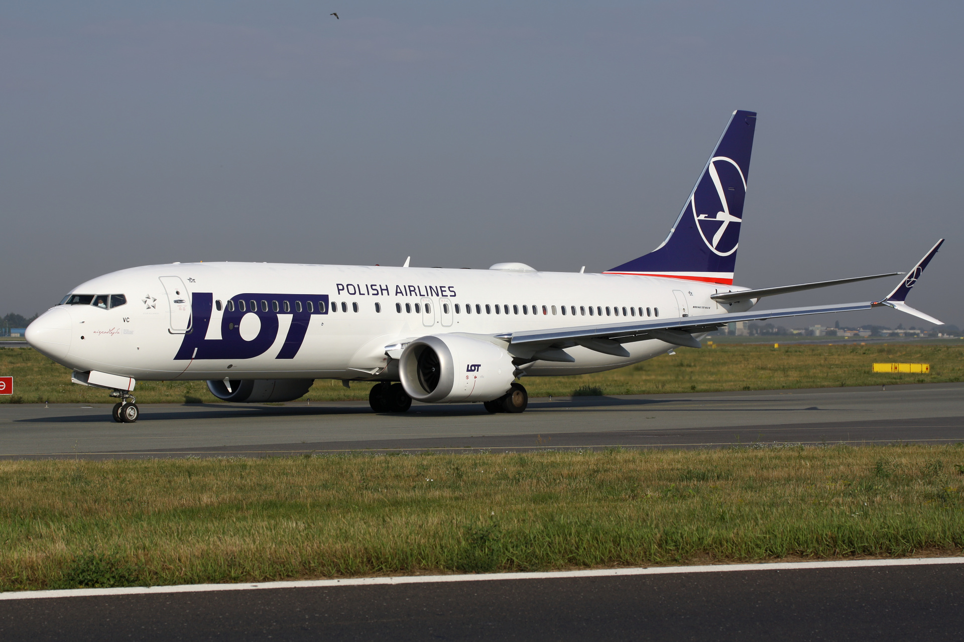 SP-LVC (naklejka Niepodległa) (Samoloty » Spotting na EPWA » Boeing 737-8 MAX » Polskie Linie Lotnicze LOT)