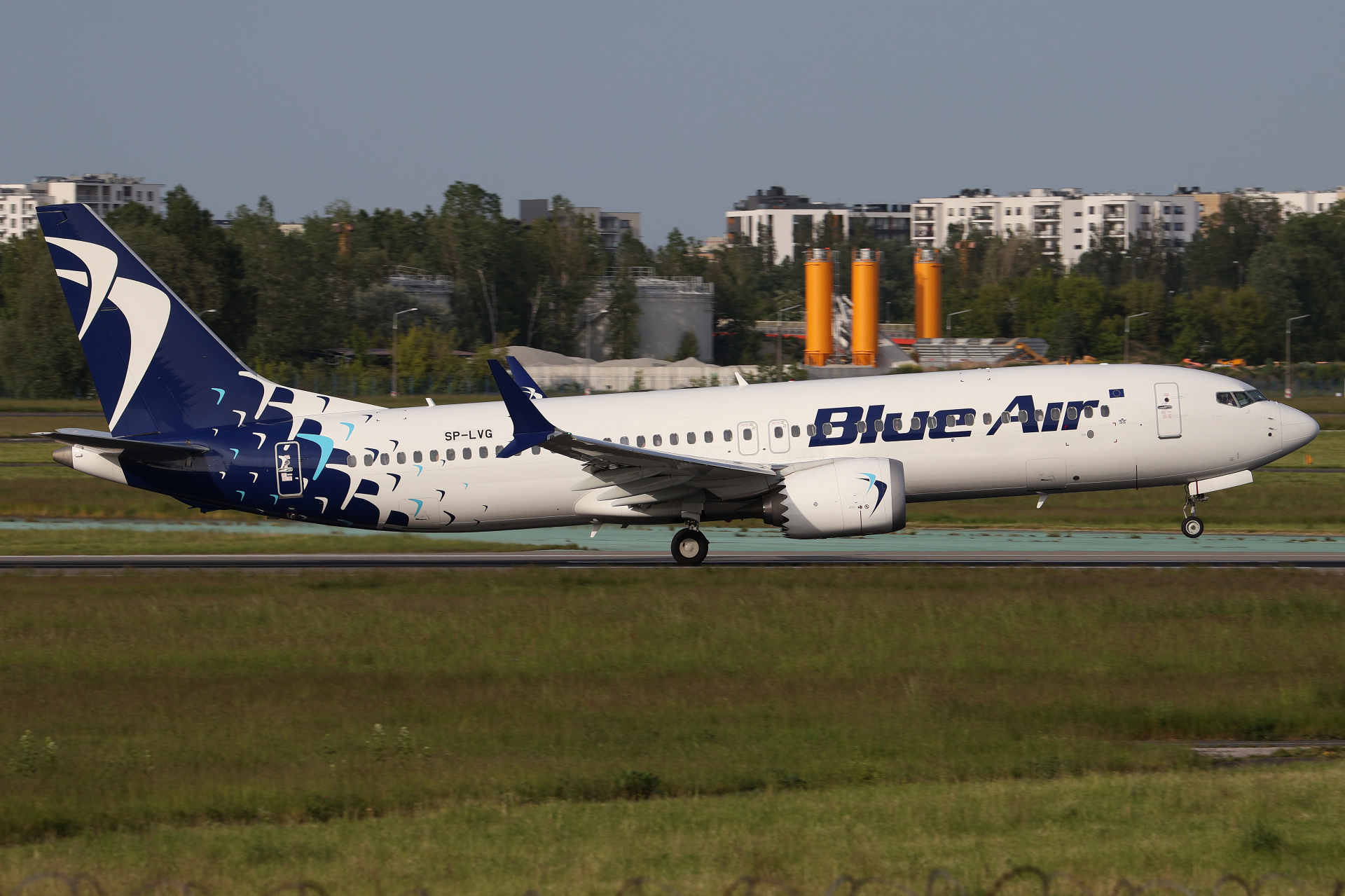 SP-LVG (Blue Air) (Samoloty » Spotting na EPWA » Boeing 737-8 MAX » Polskie Linie Lotnicze LOT)
