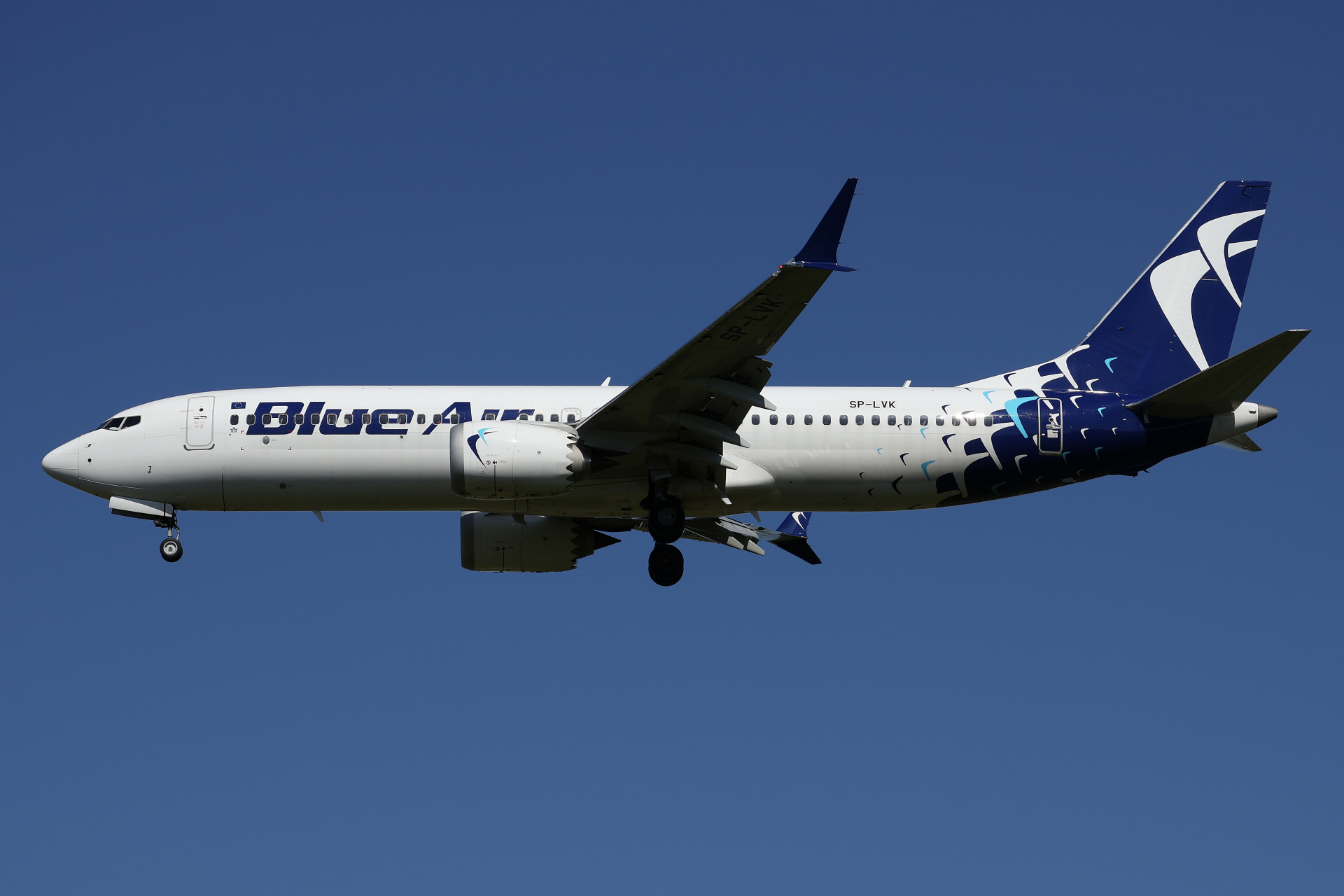 SP-LVK (Blue Air) (Samoloty » Spotting na EPWA » Boeing 737-8 MAX » Polskie Linie Lotnicze LOT)